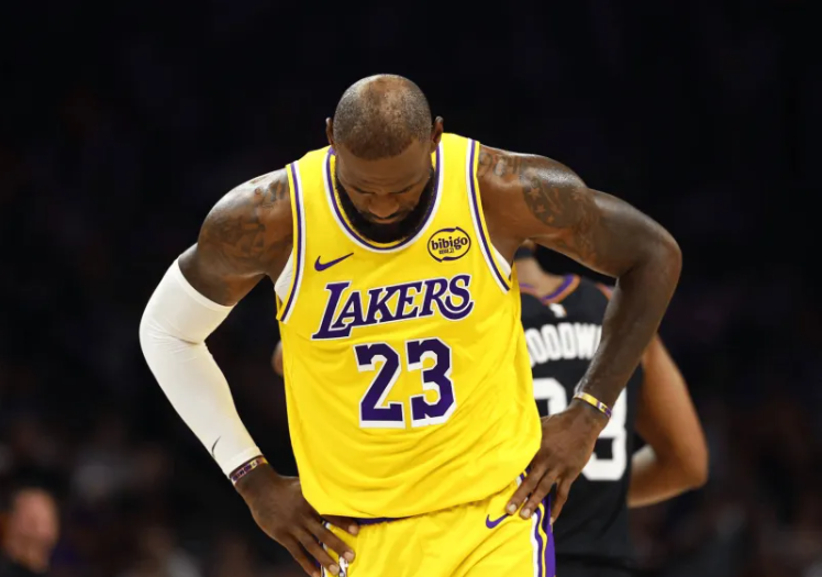 开云APP-3连败！湖人惨败倒数第二，詹姆斯创NBA第1神迹，东契奇空砍42+8